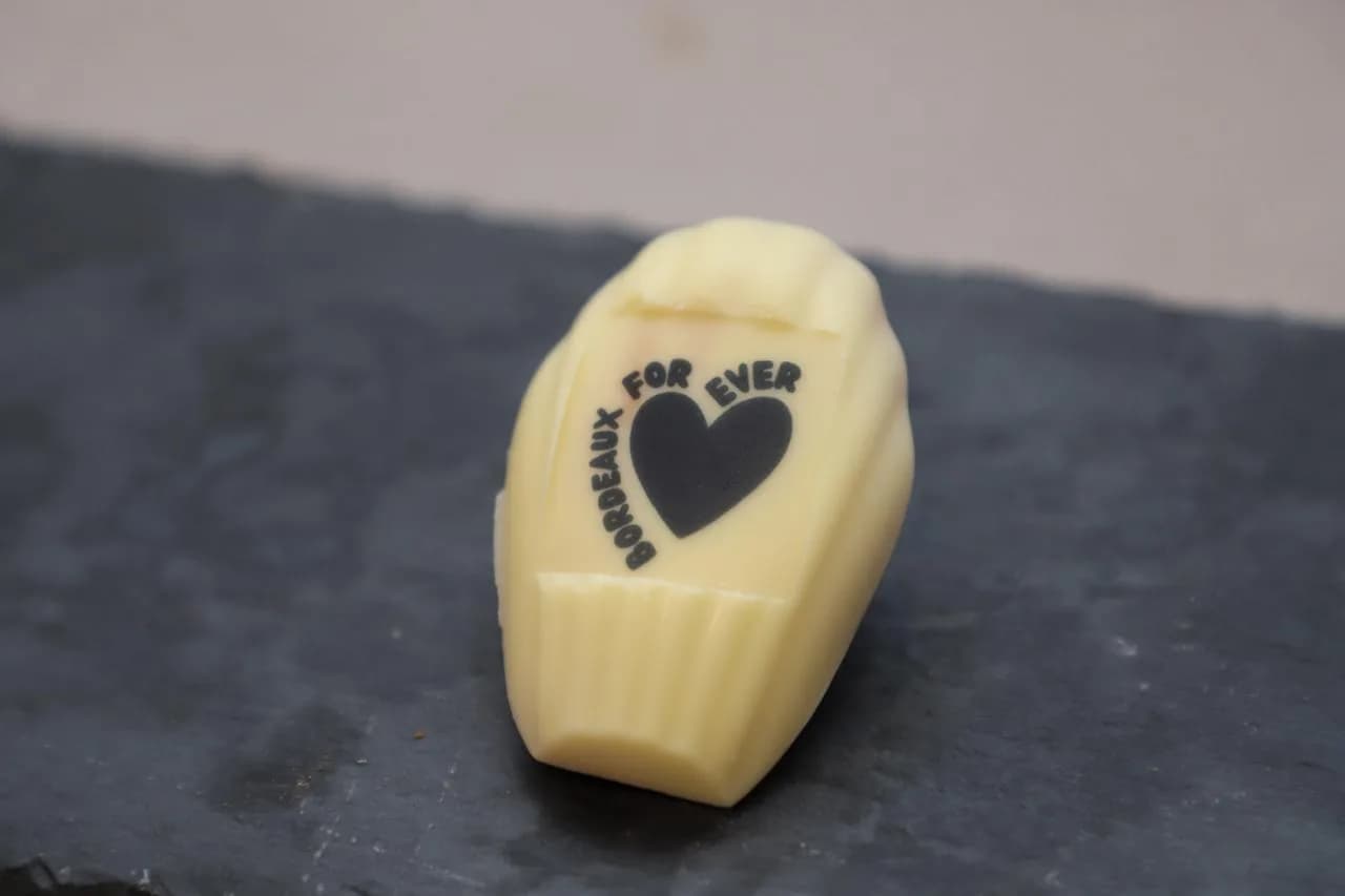 Madeleine en chocolat blanc imprimée « Bordeaux for ever » avec un cœur